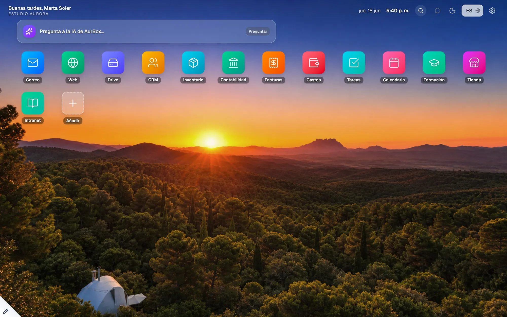El escritorio de AurBox: Correo, CRM, Facturas, Tareas, Calendario, Web y más, todo en una pantalla.